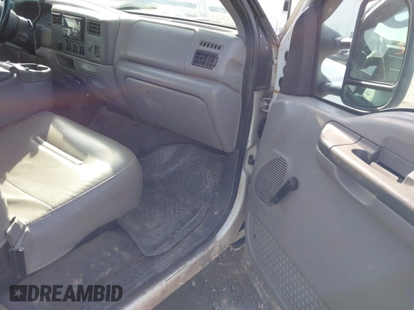 1999 Ford Super Duty F-250 XL with VIN 1FTNF21F3XEC26324, listed as a IAAI auction lot 41433149 with 203,634 mi miles. Bid and sale history available at carsss.com. Image 5.