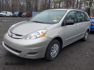 2008 Toyota Sienna CE z VIN 5TDZK23C88S196667, wystawiony jako IAAI lot #41965627 z przebiegiem 147 020 mil mil oraz . Historia ofert i sprzedaży dostępna na DreamBid. Obrazek 2.
