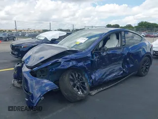 2024 Tesla Model Y с VIN 7SAYGDED8RF015882, выставлен на аукционе IAAI как лот 42202963 с пробегом 10 597 миль миль и . История ставок и продаж доступна на DreamBid. Изображение 2.