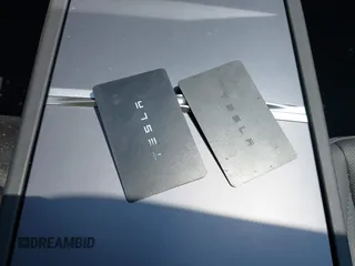 2025 Tesla Model 3 Long Range z VIN 5YJ3E1EBXSF890929, wystawiony jako IAAI lot #42452359 z przebiegiem 2 469 mil mil oraz . Historia ofert i sprzedaży dostępna na DreamBid. Obrazek 11.