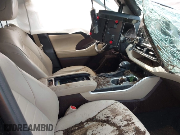2022 Toyota Highlander XLE with VIN 5TDGZRBH0NS218066, listed as a IAAI auction lot 42461816 with 61,789 mi miles and . Bid and sale history available at DreamBid. Image 5.