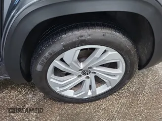 2023 Volkswagen Atlas SE z VIN 1V2HR2CA5PC526012, wystawiony jako IAAI lot #42796408 z przebiegiem 41 216 mil mil oraz . Historia ofert i sprzedaży dostępna na DreamBid. Obrazek 56.