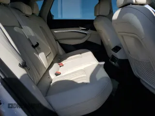 2024 Audi Q8 e-tron Premium Plus z VIN WA15AAGE7RB025662, wystawiony jako Copart lot #52006665 z przebiegiem 18 760 mil mil oraz Szkoda całkowita • Salvage title. Historia ofert i sprzedaży dostępna na DreamBid. Obrazek 10.