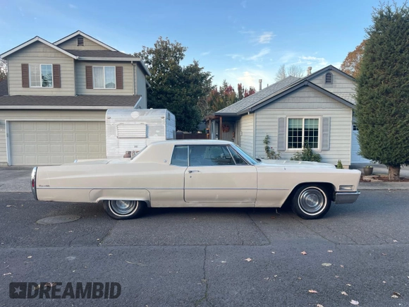 1968 Cadillac DeVille z VIN J8295891, wystawiony jako Copart lot #80172544 z przebiegiem 82 126 mil mil oraz Czysty tytuł • Clean title. Historia ofert i sprzedaży dostępna na DreamBid. Obrazek 9.