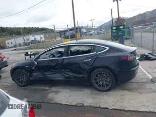 2019 Tesla Model 3 Mid Range z VIN 5YJ3E1EA1KF426824, wystawiony jako IAAI lot #41787234 z przebiegiem 69 879 mil mil oraz . Historia ofert i sprzedaży dostępna na DreamBid. Obrazek 14.