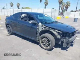 2010 Scion tC z VIN JTKDE3B71A0313857, wystawiony jako IAAI lot #42193489 z przebiegiem 132 884 mil mil oraz . Historia ofert i sprzedaży dostępna na DreamBid. Obrazek 1.
