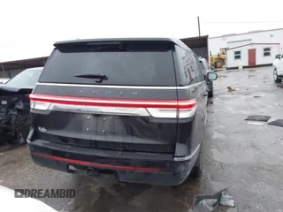 2022 Lincoln Navigator Black Label z VIN 5LMJJ3TT2NEL13739, wystawiony jako IAAI lot #41296594 z przebiegiem 58 116 mil mil oraz . Historia ofert i sprzedaży dostępna na DreamBid. Obrazek 17.