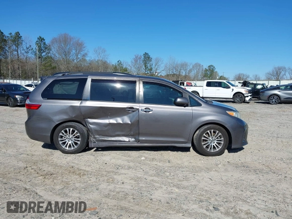 2018 Toyota Sienna XLE Auto Access Seat with VIN 5TDYZ3DC4JS958698, listed as a IAAI auction lot 41815340 with 164,903 mi miles. Bid and sale history available at carsss.com. Image 6.