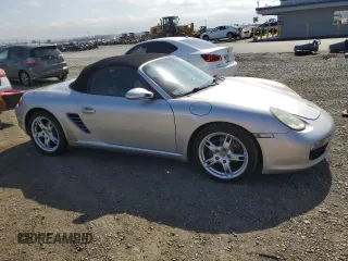 2006 Porsche Boxster z VIN WP0CA29806U711990, wystawiony jako Copart lot #56735625 z przebiegiem 110 892 mil mil oraz Czysty tytuł • Clean title. Historia ofert i sprzedaży dostępna na DreamBid. Obrazek 4.
