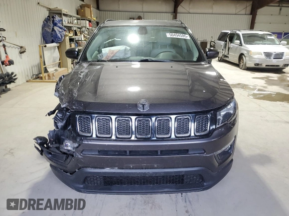 2019 Jeep Compass Altitude z VIN 3C4NJDBB9KT813447, wystawiony jako Copart lot #50494595 z przebiegiem 70 401 mil mil oraz Szkoda całkowita • Salvage title. Historia ofert i sprzedaży dostępna na DreamBid. Obrazek 5.