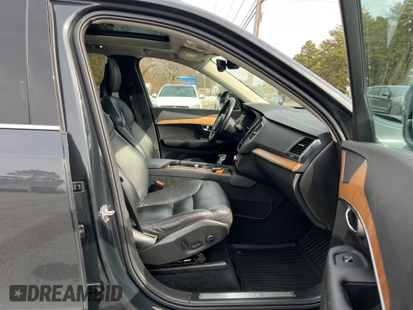 2021 Volvo XC90 Momentum z VIN YV4A22PK4M1675848, wystawiony jako Copart lot #49580865 z przebiegiem 138 201 mil mil oraz Czysty tytuł • Clean title. Historia ofert i sprzedaży dostępna na DreamBid. Obrazek 5.