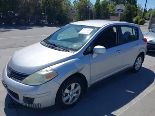 2009 Nissan Versa S z VIN 3N1BC13E09L372132, wystawiony jako IAAI lot #42314068 z przebiegiem 135 829 mil mil oraz . Historia ofert i sprzedaży dostępna na DreamBid. Obrazek 6.