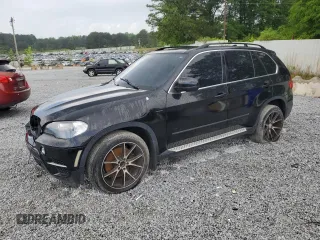 2013 BMW X5 xDrive50i z VIN 5UXZV8C55DL899584, wystawiony jako Copart lot #54257745 z przebiegiem 111 367 mil mil oraz Czysty tytuł • Clean title. Historia ofert i sprzedaży dostępna na DreamBid. Obrazek 1.