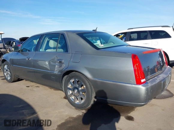 2008 Cadillac DTS 1SA z VIN 1G6KD57Y08U186328, wystawiony jako IAAI lot #41618974 z przebiegiem 71 920 mil mil oraz . Historia ofert i sprzedaży dostępna na DreamBid. Obrazek 6.