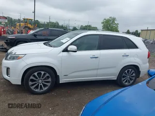 2014 Kia Sorento SX z VIN 5XYKWDA71EG520204, wystawiony jako IAAI lot #42388830 z przebiegiem 193 262 mil mil oraz . Historia ofert i sprzedaży dostępna na DreamBid. Obrazek 14.