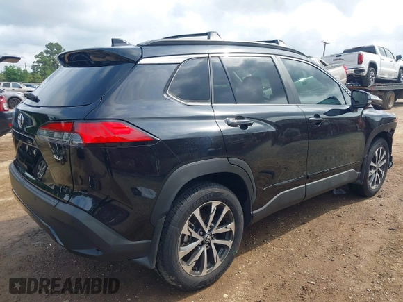 2024 Toyota Corolla Cross XLE z VIN 7MUDAAAG4RV099759, wystawiony jako IAAI lot #42123306 z przebiegiem 6 259 mil mil oraz . Historia ofert i sprzedaży dostępna na DreamBid. Obrazek 4.