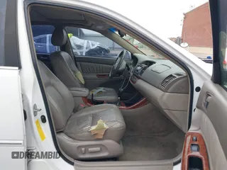 2003 Toyota Camry LE z VIN JTDBF30K530148403, wystawiony jako IAAI lot #41688346 z przebiegiem 299 143 mil mil oraz . Historia ofert i sprzedaży dostępna na DreamBid. Obrazek 5.