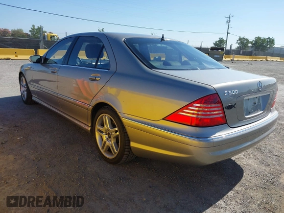 2006 Mercedes-Benz S 500 z VIN WDBNG75J56A469310, wystawiony jako IAAI lot #42454878 z przebiegiem 79 395 mil mil oraz . Historia ofert i sprzedaży dostępna na DreamBid. Obrazek 3.