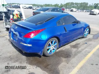 2004 Nissan 350Z Enthusiast z VIN JN1AZ34D34T150619, wystawiony jako IAAI lot #42248408 z przebiegiem 276 869 mil mil oraz . Historia ofert i sprzedaży dostępna na DreamBid. Obrazek 4.