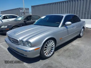 2004 Jaguar XJ R z VIN SAJWA73B94TG30153, wystawiony jako IAAI lot #42235384 z przebiegiem 91 172 mil mil oraz . Historia ofert i sprzedaży dostępna na DreamBid. Obrazek 2.