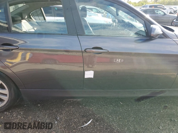 2006 BMW 3 Series 325i z VIN WBAVB13556KX43728, wystawiony jako Copart lot #85220364 z przebiegiem Nie podano mil oraz Nie do naprawy • Non repairable. Historia ofert i sprzedaży dostępna na DreamBid. Obrazek 12.