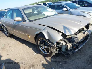 2004 Jaguar XJ 8 z VIN SAJWA71C34SG15245, wystawiony jako IAAI lot #42159908 z przebiegiem 126 438 mil mil oraz . Historia ofert i sprzedaży dostępna na DreamBid. Obrazek 1.