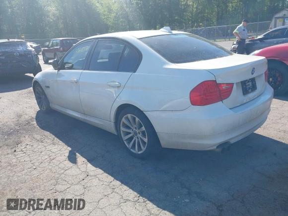 2011 BMW 3 Series 328i xDrive z VIN WBAPK5C57BA654470, wystawiony jako IAAI lot #42361357 z przebiegiem 124 205 mil mil oraz . Historia ofert i sprzedaży dostępna na DreamBid. Obrazek 3.