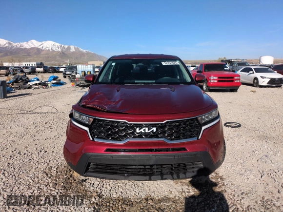 2022 Kia Sorento LX z VIN 5XYRGDLC4NG099777, wystawiony jako Copart lot #52391425 z przebiegiem 111 531 mil mil oraz Szkoda całkowita • Salvage title. Historia ofert i sprzedaży dostępna na DreamBid. Obrazek 5.