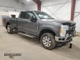2023 Ford F-250 XL z VIN 1FT7X2BN1PEE10883, wystawiony jako Copart lot #51453135 z przebiegiem Nie podano mil oraz Szkoda całkowita • Salvage title. Historia ofert i sprzedaży dostępna na DreamBid. Obrazek 4.