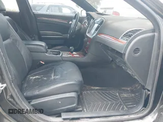 2013 Chrysler 300 z VIN 2C3CCAAG7DH685108, wystawiony jako IAAI lot #42375248 z przebiegiem Nie podano mil oraz . Historia ofert i sprzedaży dostępna na DreamBid. Obrazek 5.