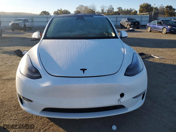 2024 Tesla Model Y with VIN 7SAYGDED1RF154851, listed as a Copart auction lot 87863255 with 5,878 mi miles and Salvage Title. Bid and sale history available at carsss.com. Image 5.