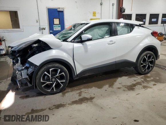 2021 Toyota C-HR LE z VIN NMTKHMBX2MR140040, wystawiony jako Copart lot #50598335 z przebiegiem Nie podano mil oraz Szkoda całkowita • Salvage title. Historia ofert i sprzedaży dostępna na DreamBid. Obrazek 1.