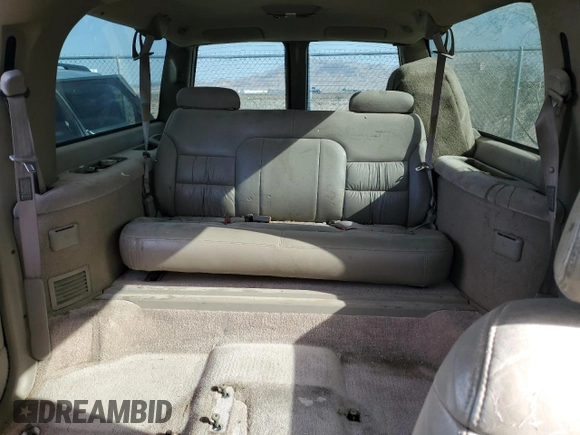 1997 GMC Suburban z VIN 3GKGK26J0VG522963, wystawiony jako Copart lot #56804105 z przebiegiem 297 544 mil mil oraz Tytuł czysty. Historia ofert i sprzedaży dostępna na DreamBid. Obrazek 10.