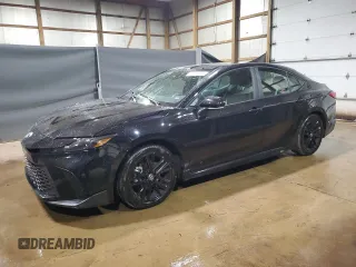 2025 Toyota Camry LE z VIN 4T1DAACK1SU122407, wystawiony jako Copart lot #60992555 z przebiegiem 11 282 mil mil oraz Czysty tytuł • Clean title. Historia ofert i sprzedaży dostępna na DreamBid. Obrazek 1.