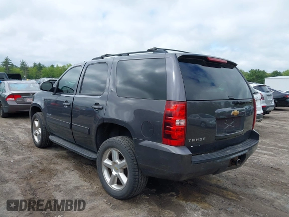 2010 Chevrolet Tahoe LT z VIN 1GNUKBE01AR105053, wystawiony jako IAAI lot #42268400 z przebiegiem 296 257 mil mil oraz . Historia ofert i sprzedaży dostępna na DreamBid. Obrazek 3.