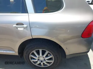 2005 Porsche Cayenne z VIN WP1AA29P55LA24408, wystawiony jako IAAI lot #42398234 z przebiegiem 237 890 mil mil oraz . Historia ofert i sprzedaży dostępna na DreamBid. Obrazek 13.