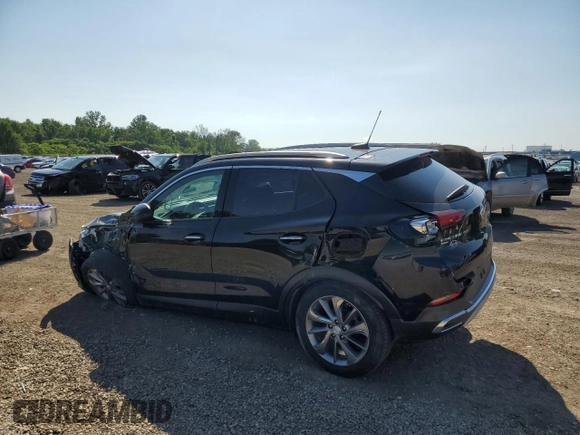 2021 Buick Encore GX Essence z VIN KL4MMGSL0MB153181, wystawiony jako Copart lot #62407445 z przebiegiem 50 864 mil mil oraz Szkoda całkowita • Salvage title. Historia ofert i sprzedaży dostępna na DreamBid. Obrazek 2.