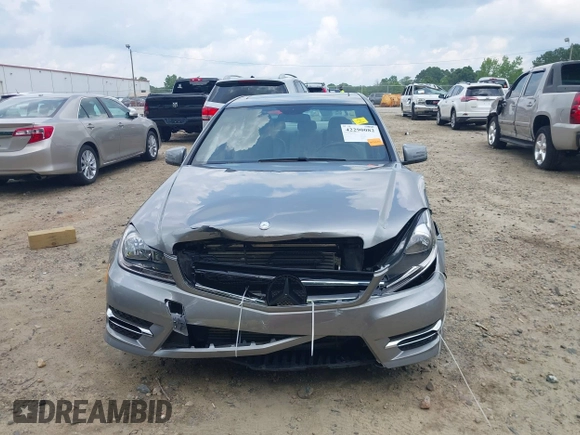 2014 Mercedes-Benz C 250 Sport z VIN WDDGF4HB6EA942040, wystawiony jako IAAI lot #42290082 z przebiegiem 91 327 mil mil oraz . Historia ofert i sprzedaży dostępna na DreamBid. Obrazek 6.