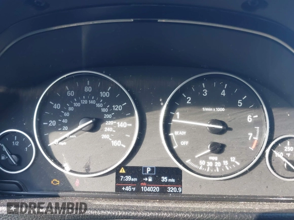 2013 BMW 3 Series 320i xDrive z VIN WBA3C3C54DF982886, wystawiony jako IAAI lot #41907850 z przebiegiem 104 020 mil mil oraz . Historia ofert i sprzedaży dostępna na DreamBid. Obrazek 7.