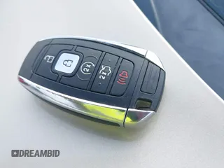2017 Lincoln Continental Select z VIN 1LN6L9SK0H5631653, wystawiony jako IAAI lot #42092357 z przebiegiem Nie podano mil oraz . Historia ofert i sprzedaży dostępna na DreamBid. Obrazek 11.