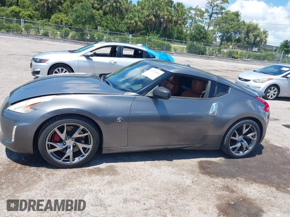 2013 Nissan 370Z Touring z VIN JN1AZ4EH2DM384011, wystawiony jako IAAI lot #42274166 z przebiegiem 87 499 mil mil oraz . Historia ofert i sprzedaży dostępna na DreamBid. Obrazek 14.