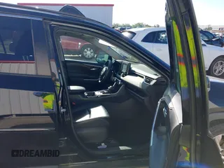 2021 Toyota RAV4 XLE Premium z VIN 2T3C1RFVXMW105387, wystawiony jako IAAI lot #42238526 z przebiegiem 58 627 mil mil oraz . Historia ofert i sprzedaży dostępna na DreamBid. Obrazek 5.