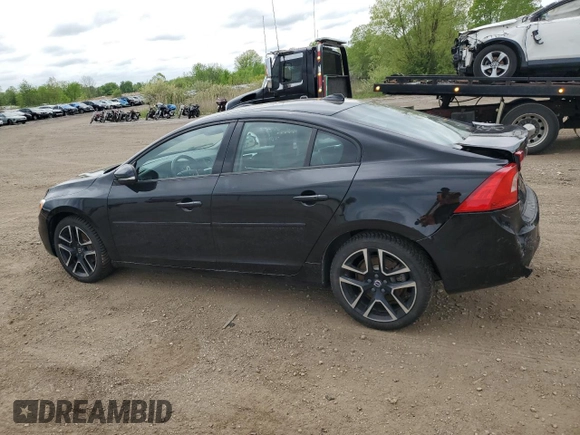 2018 Volvo S60 Dynamic z VIN YV126MFL8J2456490, wystawiony jako Copart lot #56557475 z przebiegiem 70 224 mil mil oraz Szkoda całkowita • Salvage title. Historia ofert i sprzedaży dostępna na DreamBid. Obrazek 2.