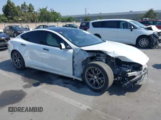 2022 Tesla Model S z VIN 5YJSA1E59NF463098, wystawiony jako IAAI lot #42444822 z przebiegiem 37 117 mil mil oraz . Historia ofert i sprzedaży dostępna na DreamBid. Obrazek 1.