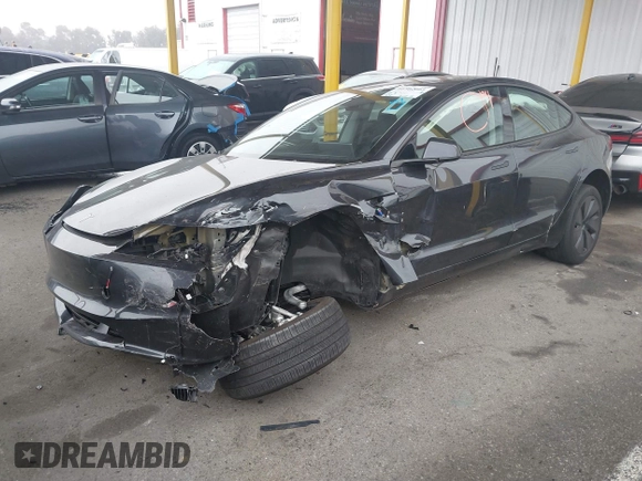 2024 Tesla Model 3 z VIN 5YJ3E1EA3RF737102, wystawiony jako IAAI lot #41562661 z przebiegiem 9 638 mil mil oraz . Historia ofert i sprzedaży dostępna na DreamBid. Obrazek 2.