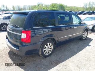 2011 Chrysler Town & Country Touring L z VIN 2A4RR8DG0BR630879, wystawiony jako IAAI lot #42217815 z przebiegiem 175 568 mil mil oraz . Historia ofert i sprzedaży dostępna na DreamBid. Obrazek 4.