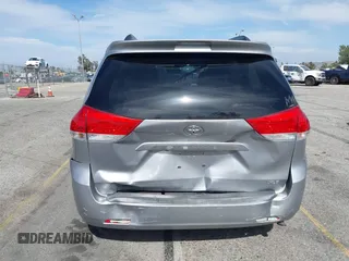 2012 Toyota Sienna XLE AAS z VIN 5TDYK3DCXCS278442, wystawiony jako IAAI lot #42228620 z przebiegiem 128 748 mil mil oraz . Historia ofert i sprzedaży dostępna na DreamBid. Obrazek 16.