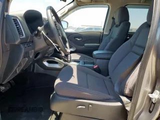 2022 Nissan Frontier SV z VIN 1N6ED1EJ3NN611455, wystawiony jako Copart lot #58436915 z przebiegiem 39 089 mil mil oraz Czysty tytuł • Clean title. Historia ofert i sprzedaży dostępna na DreamBid. Obrazek 7.
