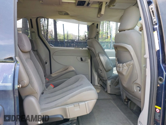 2005 Chrysler Town & Country Touring with VIN 2C8GP54L95R181669, listed as a IAAI auction lot 42065243 with 183,285 mi miles. Bid and sale history available at carsss.com. Image 8.