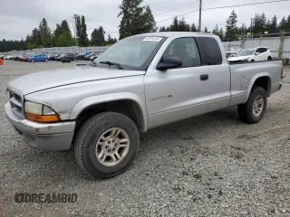 2001 Dodge Dakota Sport z VIN 1B7GG22N21S279553, wystawiony jako Copart lot #56994345 z przebiegiem 228 986 mil mil oraz Czysty tytuł • Clean title. Historia ofert i sprzedaży dostępna na DreamBid. Obrazek 1.